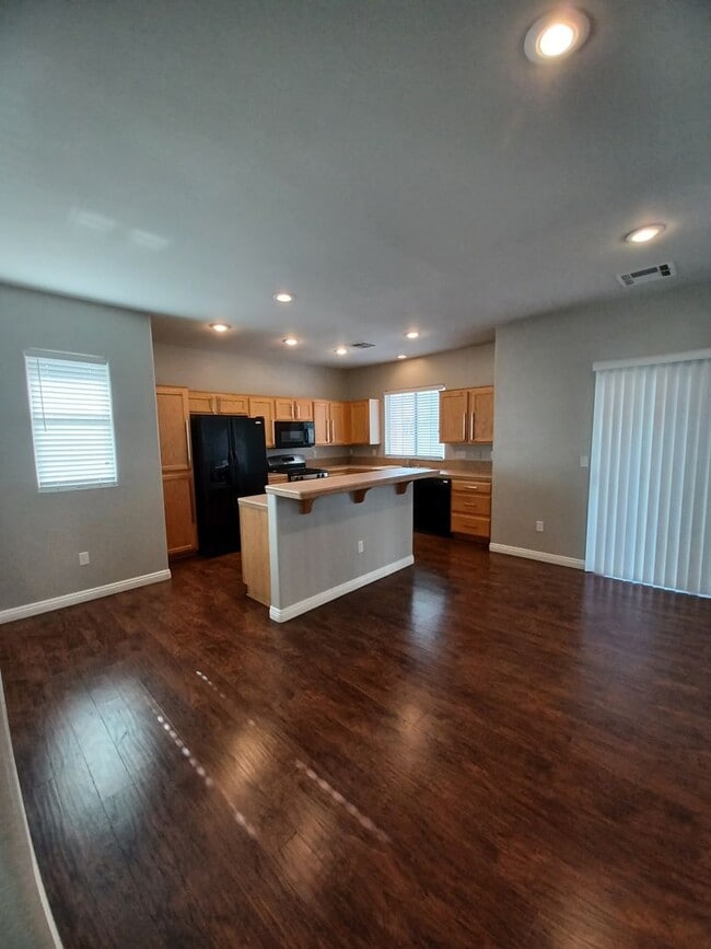 Building Photo - Spacious Tri-Level Home with 4 Bedrooms & ...