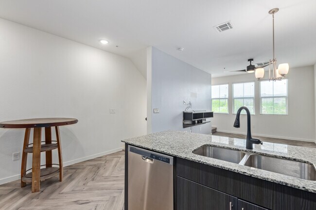 Building Photo - 2321 E Huntington Dr