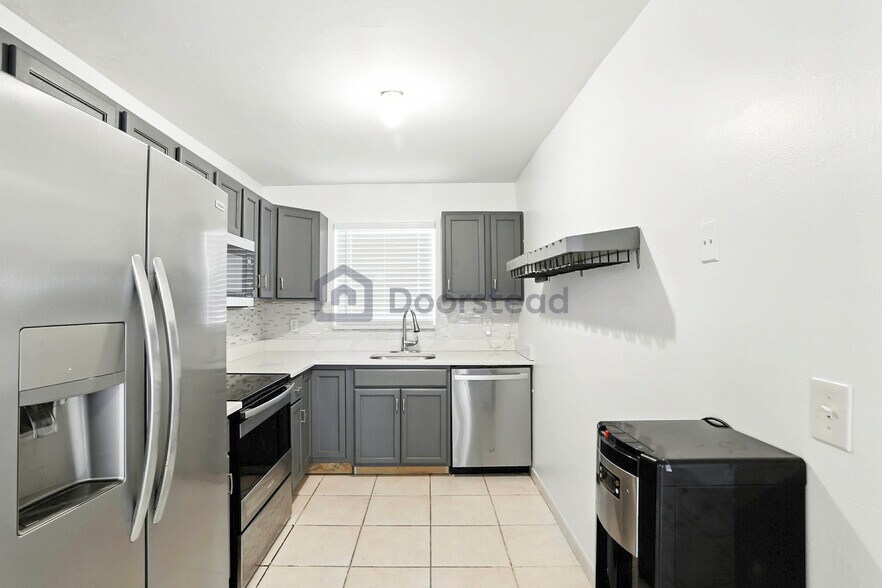 Building Photo - 3050 Norwood Pl