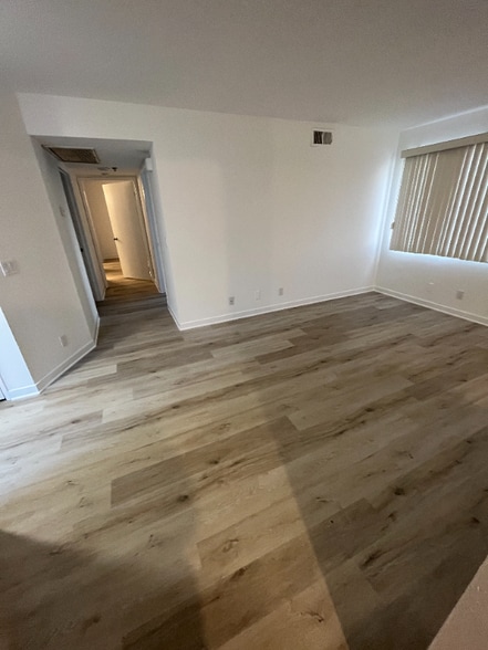 Building Photo - 555 Oak St