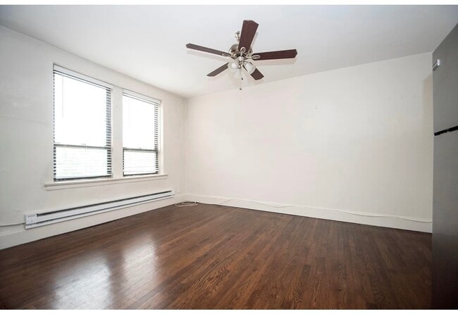 Building Photo - 3345 N Marshfield Ave