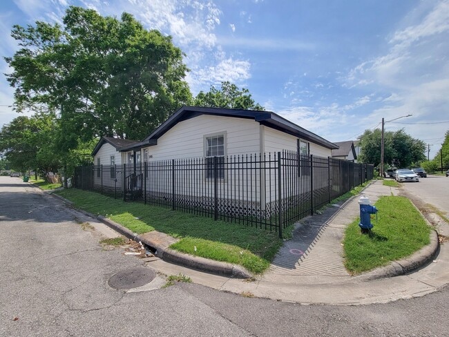 Building Photo - 3416 Europa St