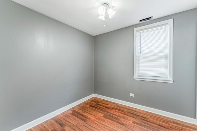 Building Photo - 1845 N Mozart St