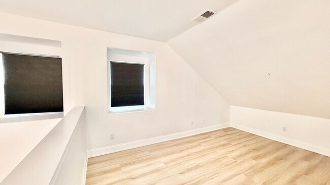 Building Photo - 563 Poets Square