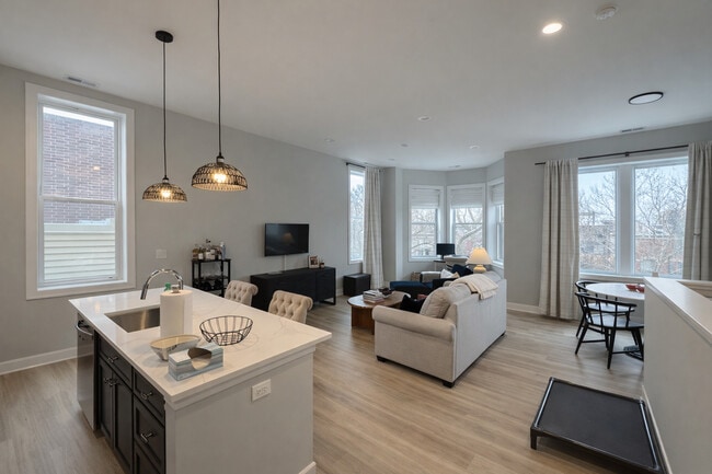 Building Photo - 1535 N Maplewood Ave