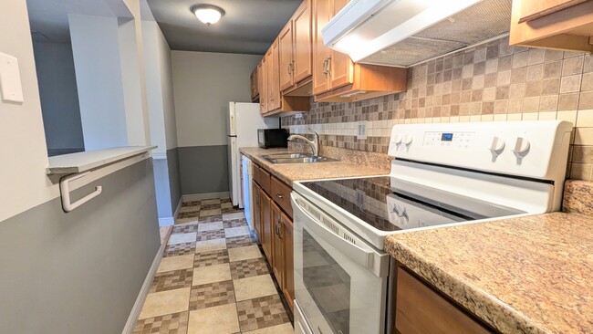 Building Photo - 1965 N Hicks Rd