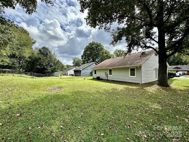 Building Photo - 5415 Amado St