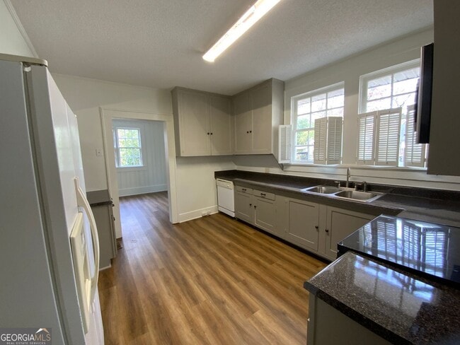 Building Photo - 204 Oakwood St NW