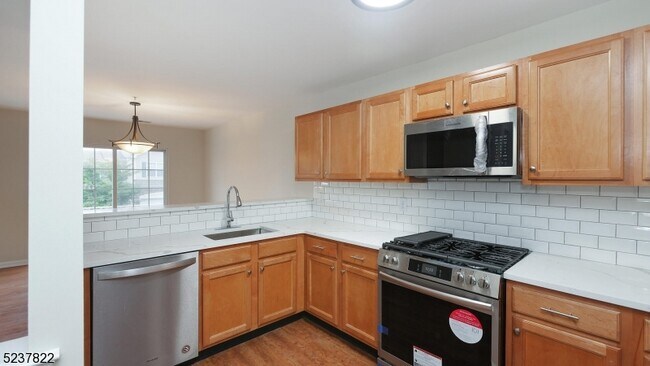 Building Photo - 1044 Shadowlawn Dr
