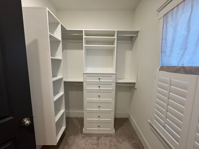 Building Photo - Available to Show