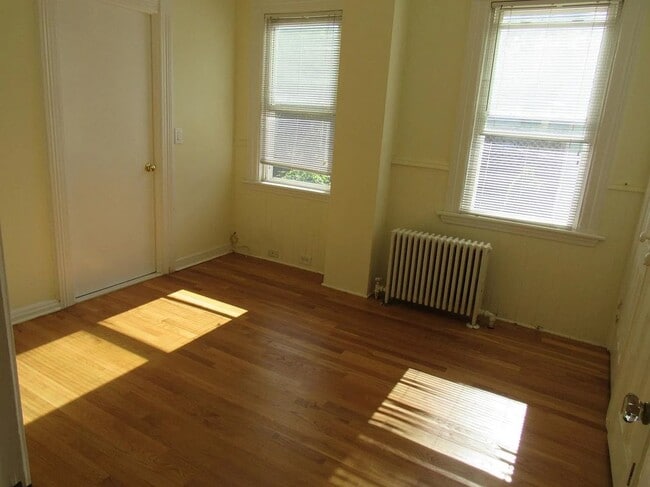Building Photo - 123 Pine St