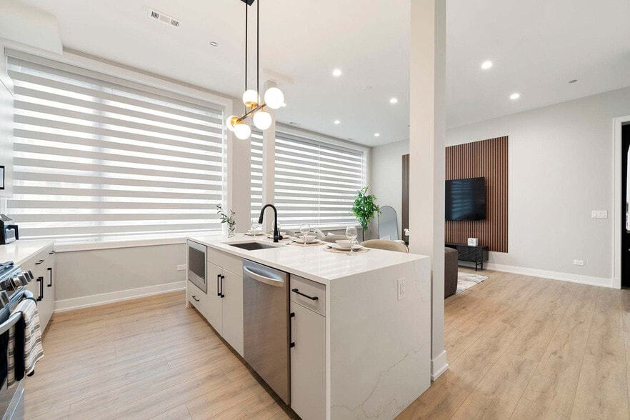 Building Photo - 801 S Western Ave