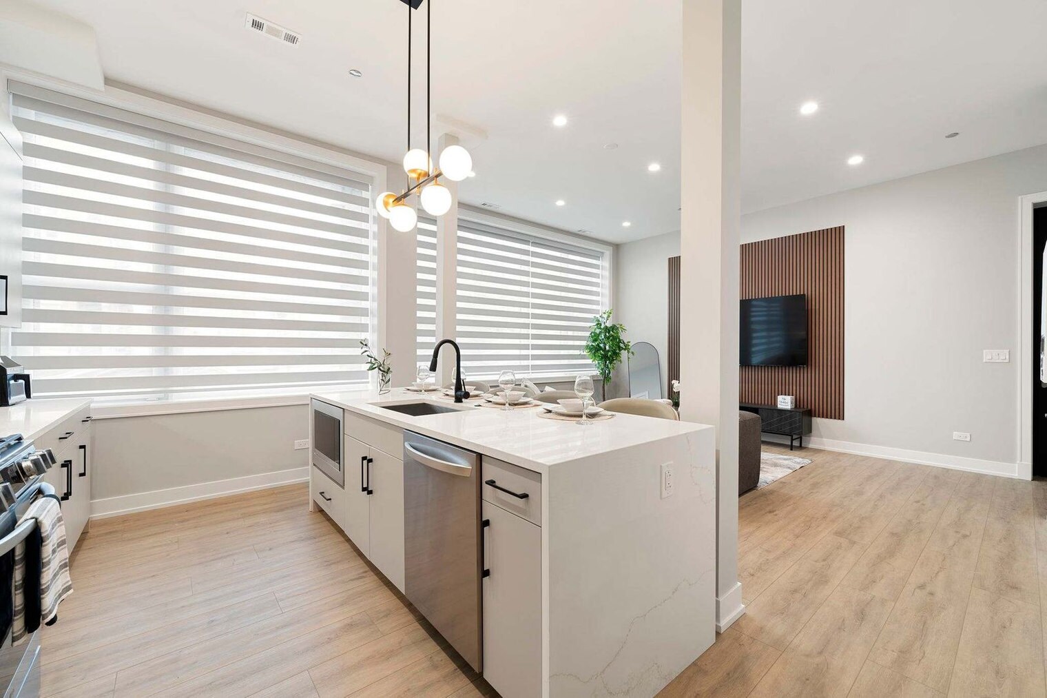 Building Photo - 801 S Western Ave