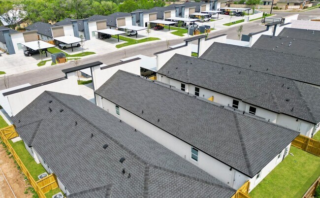 Building Photo - Brand New! 1st Month Free! Don't Miss Out Call today!