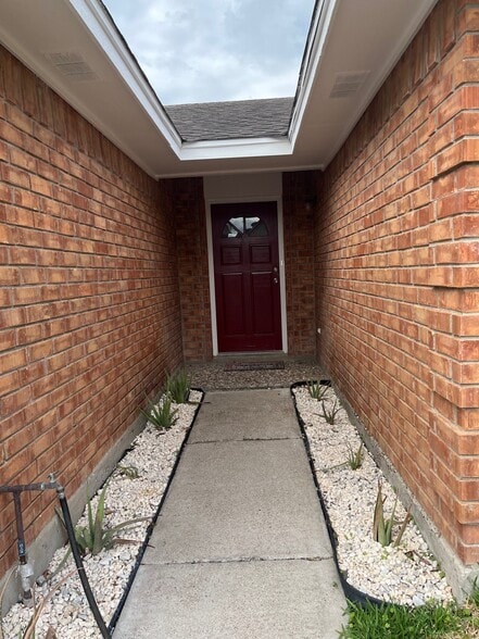 Building Photo - 1802 Bobcat Ln