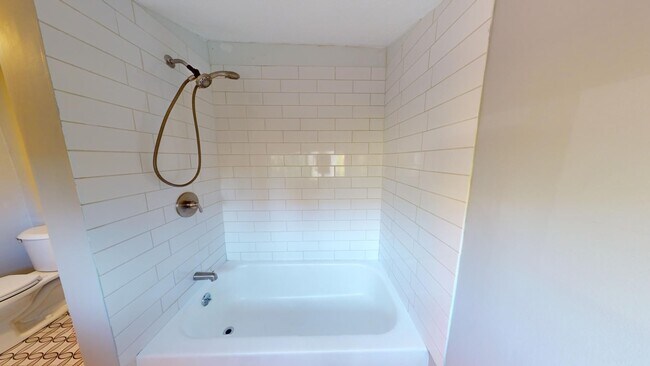 Building Photo - Clark / Fulton - 3 Bedrooms - 1 Bath - Sin...