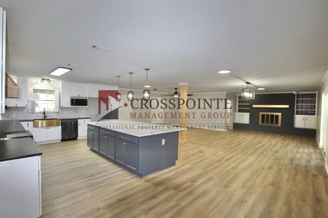 Building Photo - Recently remodeled South Tyler Home with Mother in Law Suite