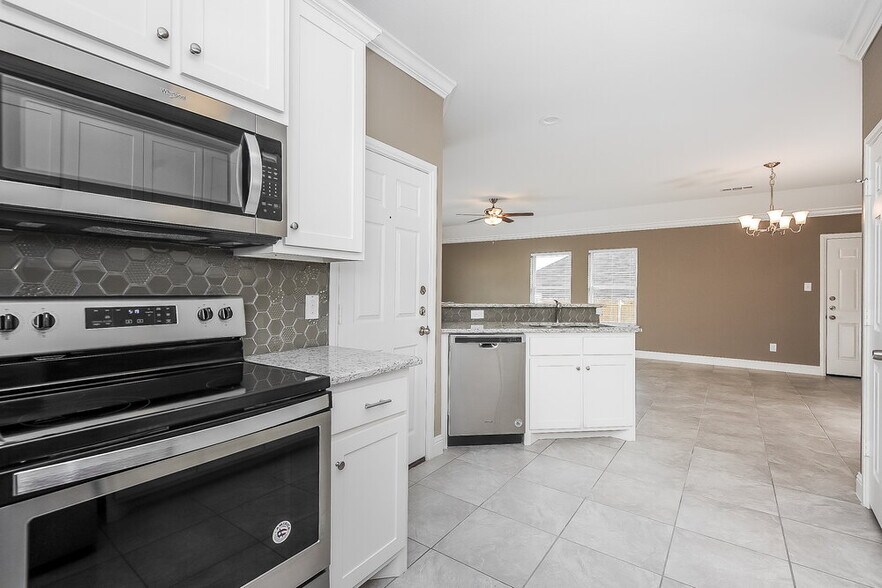 Building Photo - 811 N Ridge Dr