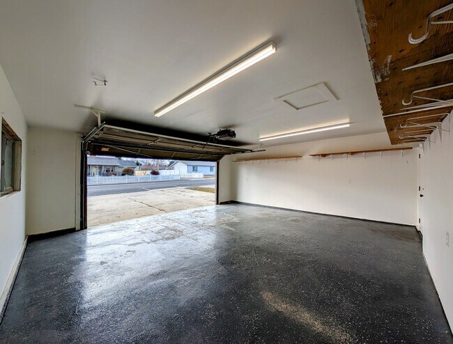 Building Photo - 3-Bedroom Home w/ 2-Car Garage & Fenced-In Backyard