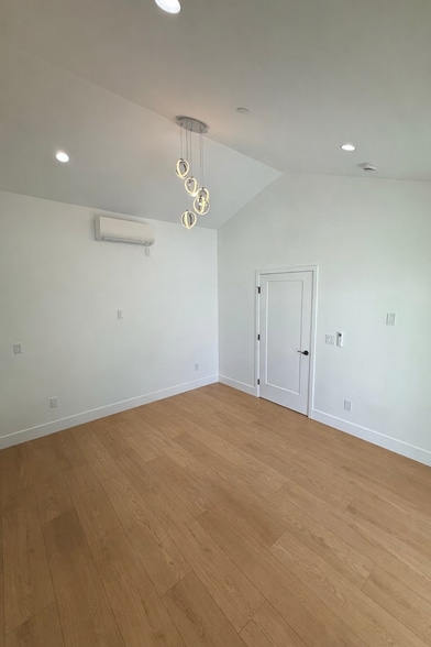 Building Photo - 111 E 60th St