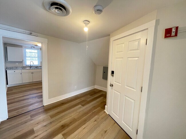 Building Photo - 98 Main St