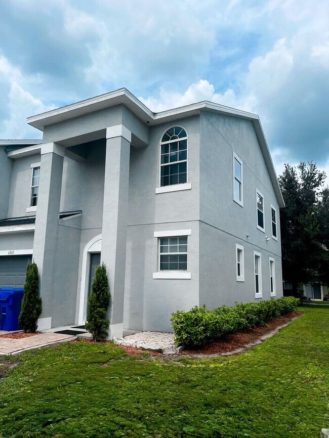 Building Photo - Beautifully Updated 3-Bedroom Townhouse in...