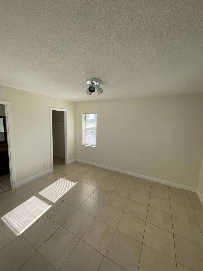 Building Photo - 6844 Palmetto Cir S