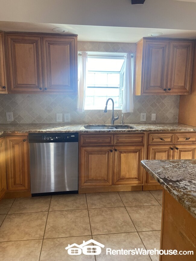 Building Photo - 750 Hyde Park Dr