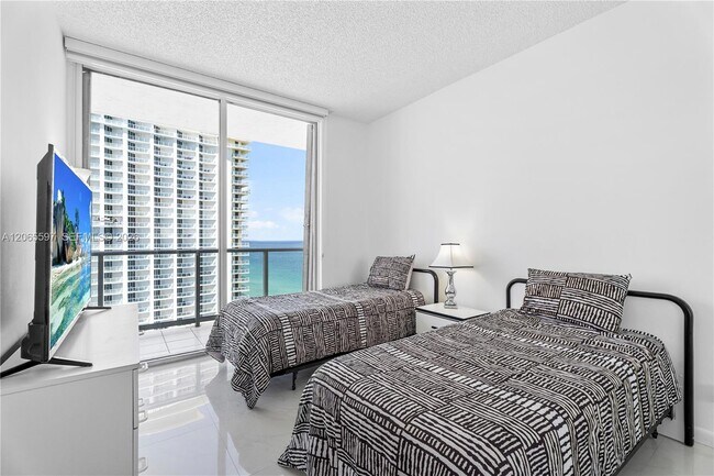 Building Photo - 16485 Collins Ave