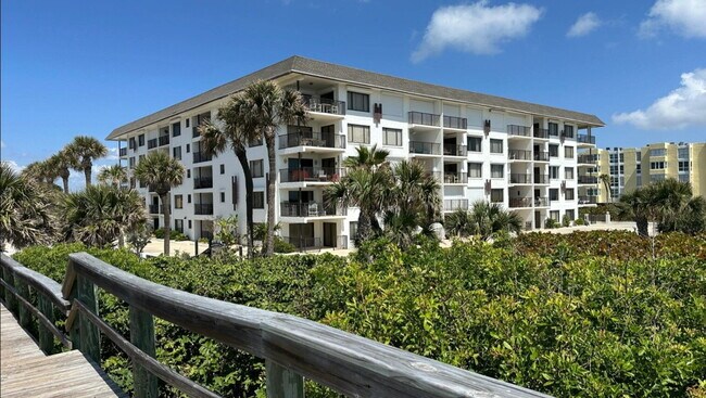 Building Photo - "Seaside Elegance: 2-Bed, 2-Bath Condo with Granite Finishes & Guest Suite at Cocoa Beach"