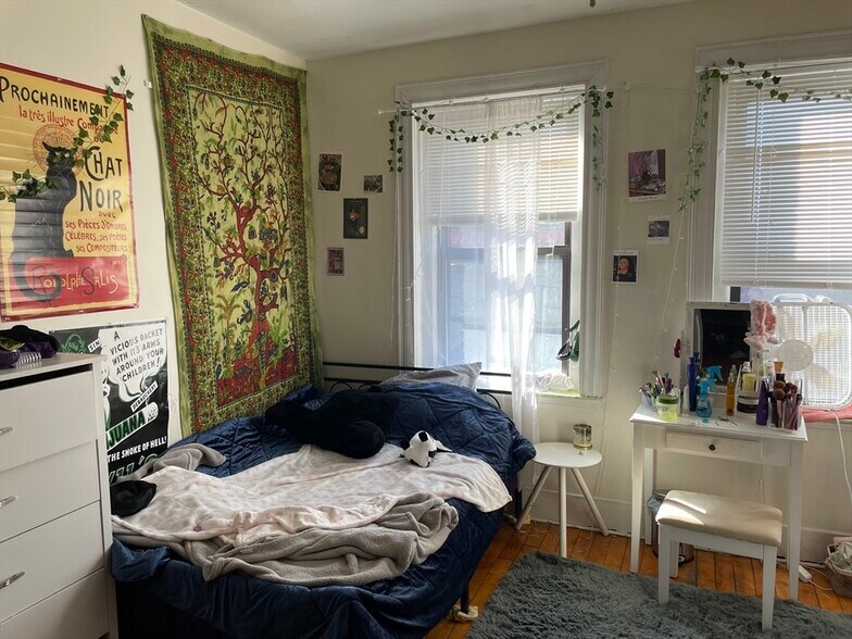 Building Photo - 100 Linden St