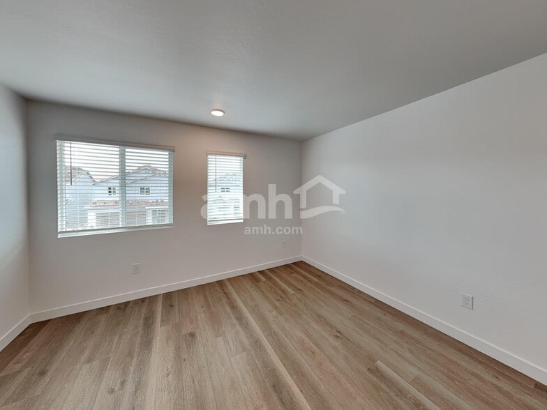 Building Photo - 9724 W Parkway Dr