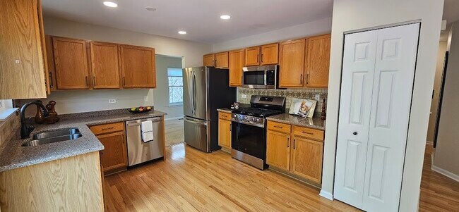 Building Photo - 450 Rosewood Crossing