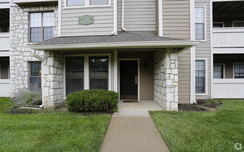 Three Lakes Apartments 12100 Willow Ln Overland Park KS 66213