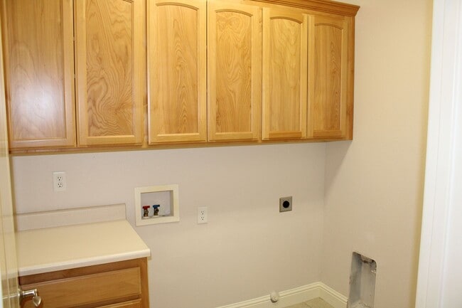 Building Photo - 4 BED/2 BATH IN THE SUNSET AVENUES SUBDIVISION