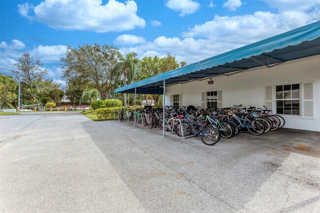 Building Photo - 6253 Bay Club Dr