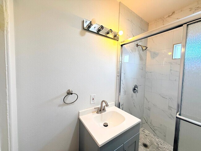 Building Photo - 1908-1910.5-19105 Daly St