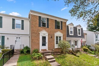 Building Photo - Spacious Townhome