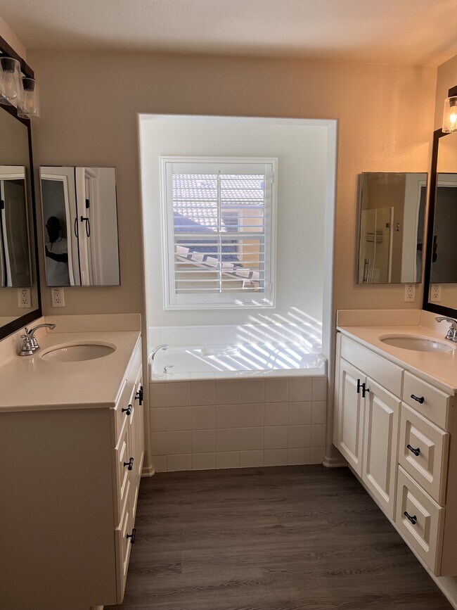 Building Photo - 8090 Cornwall Ct