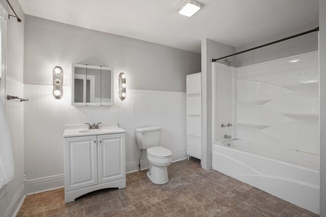 Building Photo - 4 BED/1 BATH IN NEWARK
