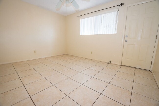 Building Photo - Spacious 3 Bedroom, 2 Bath Home with Updat...