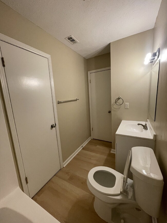Building Photo - 2/1.5 Townhouse, Fenced Backyard, Located ...
