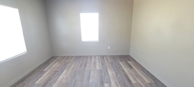 Building Photo - LARGE 2 BEDROOM HOME