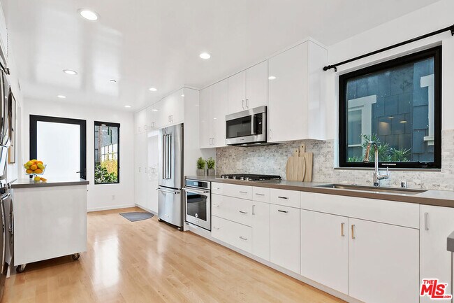 Building Photo - 1306 Cabrillo Ave