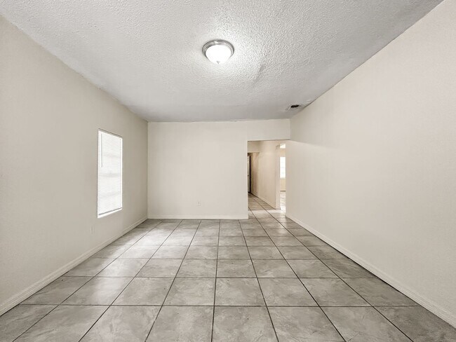 Building Photo - Updated and Move-In Ready in Prime Tampa Location! 4bed | 1bath
