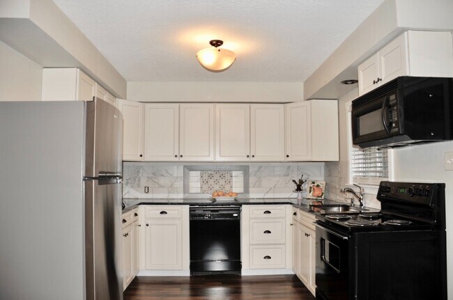 Building Photo - Sanders Beach: 5 bed 2 bath (split level) 4 car garage