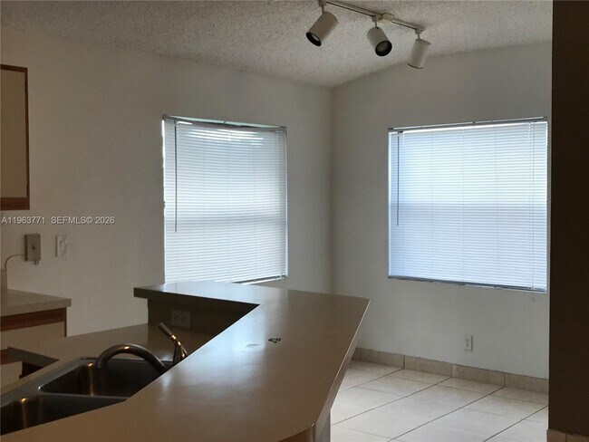 Building Photo - 9999 Summerbreeze Dr