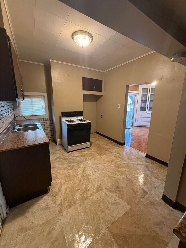 Building Photo - 2-Bedroom 1 Bath House with Spacious Entertaining Porch