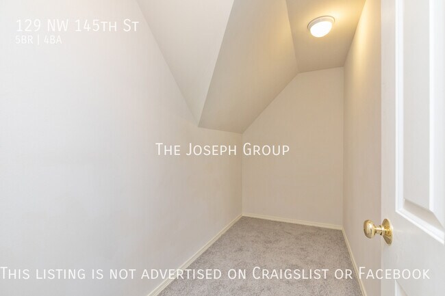 Building Photo - Beautiful 5 bed 3.5 bath in Seattle's Broa...