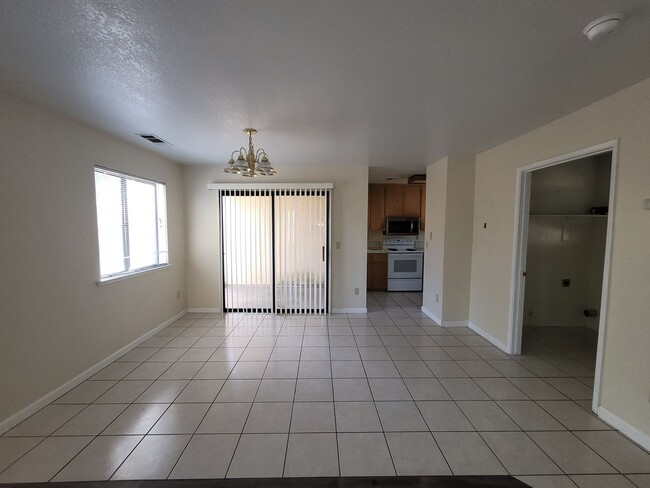 Building Photo - Available Now!! Delightful 2 bedroom, 2.5 bath condo!!
